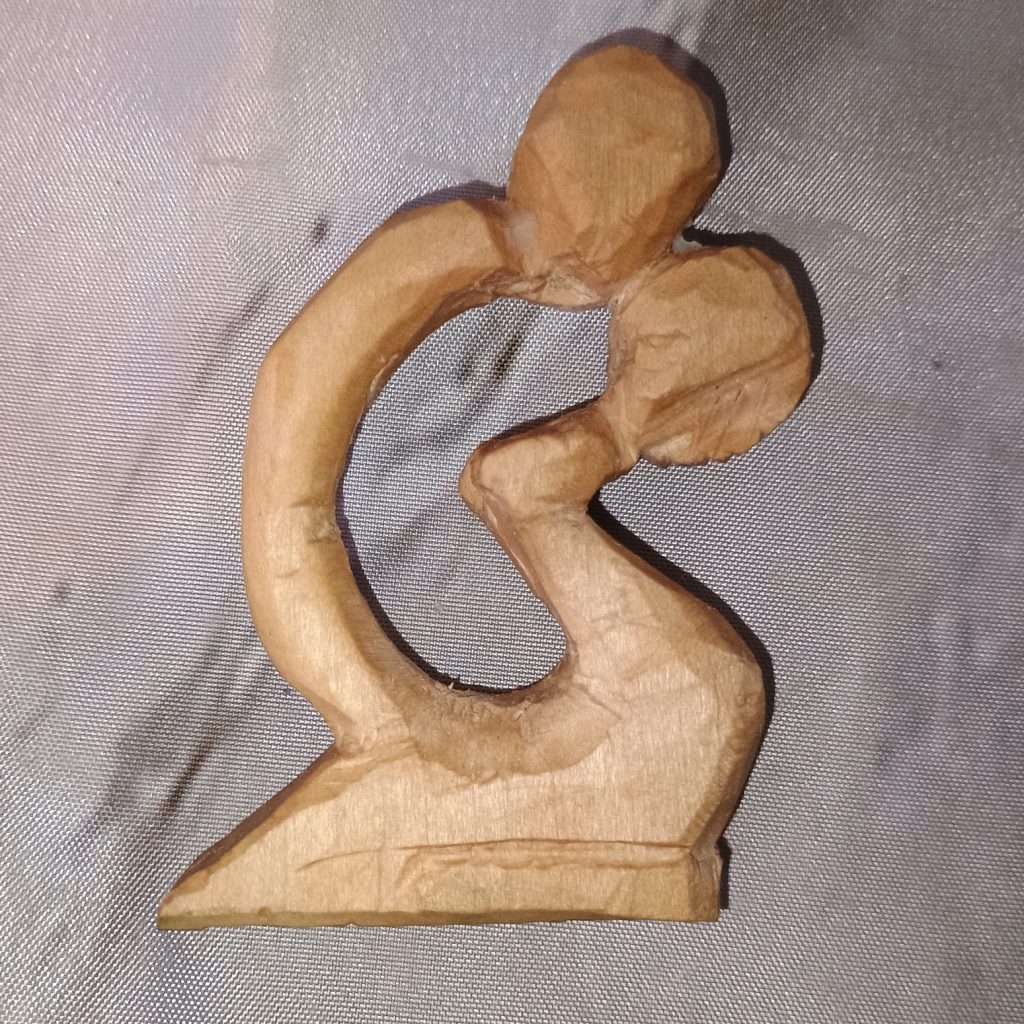 Small Carving Outline of Couple Kissing by Sarkanys Rising